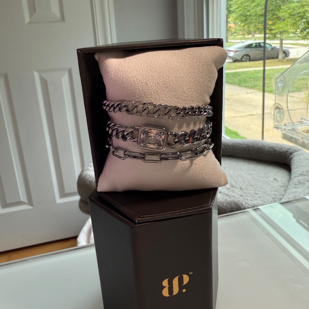 Bomb Party 2025 Luxe Layers Bracelet Edition “Smile big, slay bigger” - Hematite - Picture 3 of 3